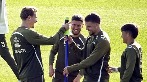 Carl Starfelt, Mihailo Ristic y Franco Cervi, tres de los ausentes en la convocatoria del Celta ante el Barcelona, junto a Sergio Carreira, en un entrenamiento.