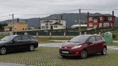 Al fondo, tres de los chal�s afectados por la orden de demolici�n