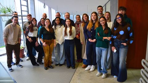 Foto de familia del alumnado extranjero que particip� este jueves en el acto de bienvenida en el campus de Pontevedra