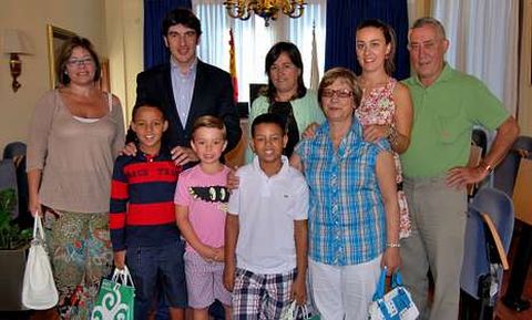 Los ni�os saharauis fueron recibidos en el Concello de Ames por el alcalde, Santiago Amor.
