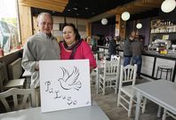 Chus Iglesias y Seraf�n Varela acaban de recuperar el Paluso con un nuevo local en Milladoiro. 