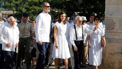Los reyes, el ministro de Asuntos Exteriores, Josep Borrell (a la izquierda) y el historiador Eusebio Leal (segundo por la derecha), durante el recorrido realizado por La Habana Vieja