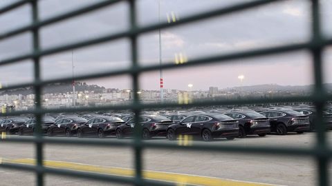 Vehículos de Tesla estacionados en la terminal de carga rodada de Bouzas a la espera de que se inicie su distribución por el resto de España y por Portugal.