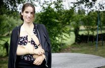 En la imagen, Aida Vali�o, ayer en Castroverde, donde dio su primer paseo despu�s del grave accidente que sufri� en Oia. 