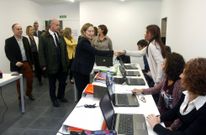 La ministra Ana Pastor visit� ayer los servicios de Vista Real, donde hay un taller de empleo. 