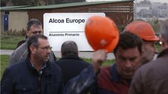 Trabajadores concentrados delante de la planta de Alcoa en Avil�s..Trabajadores concentrados delante de la planta de Alcoa en Avil�s.