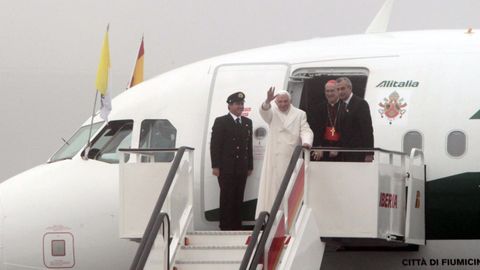 Llegada de Benedicto XVI al aeropuerto de Lavacolla.