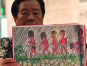 Un superviviente de Hiroshima muestra un dibujo con vctimas de las bombas atmicas.