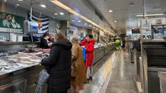 Poca afluencia de clientes y escasez de producto en las pescaderias de la plaza de Lugo