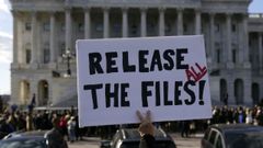 Un manifestante sostiene un cartel exigiendo la publicacin de los archivos de Epstein frente al Capitolio.