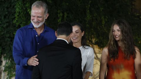 El rey Felipe y la reina Letizia saludan cari�osamente a Jaime Anglada