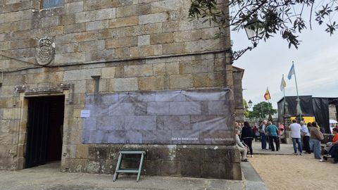 El Concello coloca una lona para tapar las pintadas