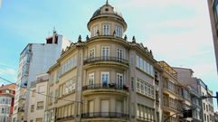 Una original c�pula remata el edificio de estilo racionalista 