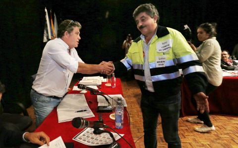 El presidente del comit� de f�brica, Pedro Soto, salud� al alcalde antes de tomar la palabra en el pleno de la corporaci�n. 