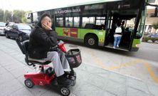 Nieves �lvarez, ayer en una de las paradas del bus en la calle Teixugueiras de Navia, a la que acudi� con la esperanza de poder subir. 