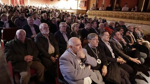 El Teatro Pastor D�az se llen� durante la proyecci�n del documental que conmemora el 75� aniversario de la Real Hermandad de las Siete Palabras