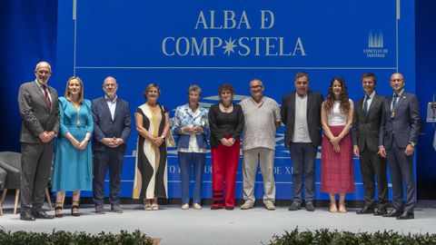 Los galardonados, con la alcaldesa y los ediles que participaron en el actoy con el presidente de la Fundacin Castelao, al que se le entreg un agasallo con motivo del Ano Castelao.