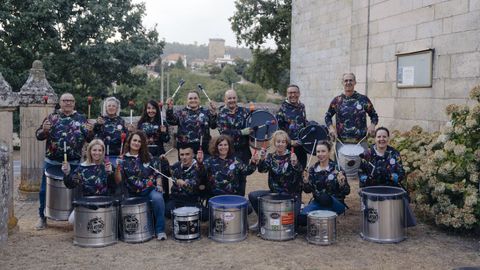 La Batucada Vilatuke, en el exterior de su local de ensayo en O Cristal (Vilanova dos Infantes).