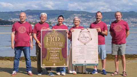 Miembros del comit� organizador, representantes del Concello� y de la Asociaci�n Moa�a AntiQua, junto a los m�sicos Lito Carballo (izquierda) e Iv�n Costa (derecha).
