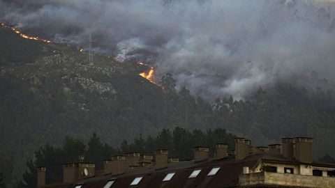 Las llamas queman el monte Naranco, en Oviedo