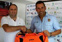 El vicepresidente Manuel Blanco, izquierda, acompa�� a Edu en su firma.