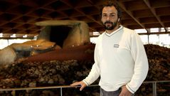 Manuel Lest�n, ante el dolmen de Dombate