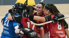Las jugadoras del Telecable celebran su victoria ante el Generali Palau en el partido de cuartos de final de la Copa de la Reina de Hockey Patines, este viernes en Gij�n.