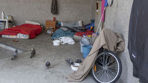 Enseres de personas sin techo en la dársena de Lasalle, en Santiago.