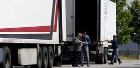 <span lang= es-es >Inspecciones</span>. El 10 de junio agentes de la Polic�a Auton�mica, acompa�ados de Gardacostas de Galicia, realizaron varias inspecciones en el ayuntamiento de Boiro. Primero actuaron en el pol�gono industrial de esta localidad, en donde revisaron varios camiones (en la imagen). Luego, en la zona de Cabo de Cruz, entraron en las dos depuradoras que est�n investigadas para saber si sus sospechas eran ciertas. 