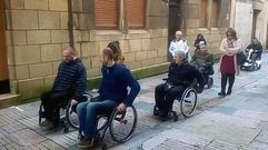 Avilesinos con discapacidad recorren el casco antiguo en silla de ruedas.Avilesinos con discapacidad recorren el casco antiguo en silla de ruedas