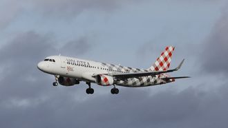 Imagen de un avi�n de Volotea maniobrando para aterrizar en Alvedro