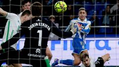 Yeremay remata durante el partido del pasado mes de enero disputado en Abanca Riazor contra el Racing de Santander