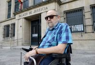 Jos� Luis Carnicero, ante el palacio de Justicia donde ha desarrollado su vida profesional. 