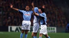 C�ceres y Velasco celebran con Revivo su �ltimo gol