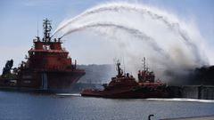 Incendian toneladas de madera en el muelle de Brens
