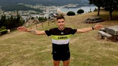 Juanjo Coello posa no cumio do monte San Roque, un lugar polo que pasa moitas veces cando sae adestrar