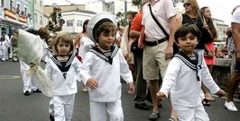 Los peque�os tambi�n acompa�aron a la Virgen hasta el muelle de O Xufre, donde tuvo lugar la misa y de donde sali� la procesi�n.