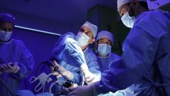 Salvador Morales, presidente de la Asociaci�n Espa�ola de Cirujanos, este jueves en uno de los talleres pr�cticos de laparoscopia y cirug�a rob�tica celebrados en el Chuac y retransmitidos al congreso nacional que se celebra en Palexco