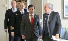 El alcalde y el responsable del Invied, acompa�ados por el almirante del Arsenal, antes de la firma. 
