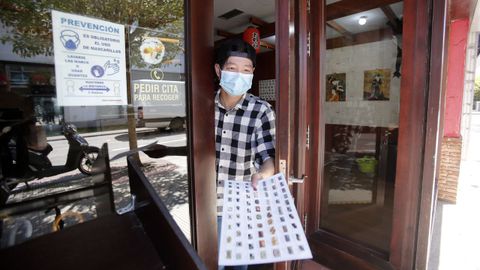 Cheng, con la carta del local de sushi que regenta en Pontevedra