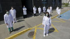 Equipo del servicio de Atenci�n Primaria de Culleredo ante el centro de salud de Acea de Ama. A la derecha, en primer plano, la doctora Maria Jesus Rodr�guez Abell�n, responsable del equipo