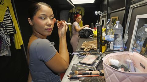 Taysha, en primer plano, y Davinia, en segundo, se preparan en su camerino.