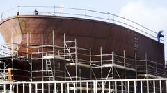 Un equipo de trabajadores avanza en el casco de un nuevo pesquero para Argentina, el Wanchese del Mar de Plata. 