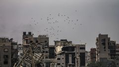 Envos areos de ayuda humanitaria sobrevuelan la zona cercana a la Ciudad de Gaza, al norte de la Franja.