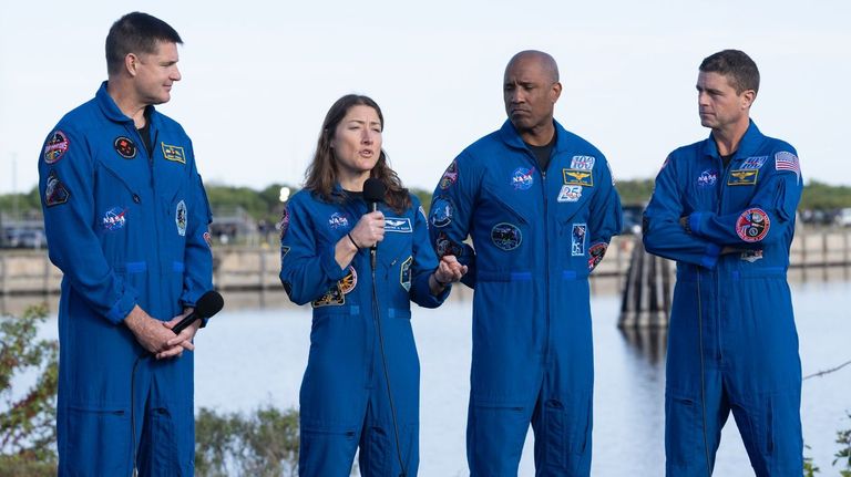 Fotograf�a del pasado 17 de enero cedida por la NASA con los cuatro miembros de la tripulaci�n de la misi�n Artemis II. Desde la izquierda, el canadiense Jeremy Hansen, la especialista de la misi�n Christina Koch, el piloto Victor Glover y el comandante Reid Wiseman