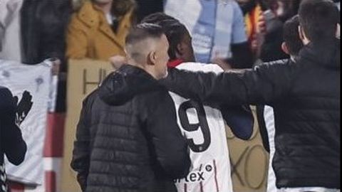 El jugador del Celta laix Moriba, con la camiseta que intercambi� con su hermano.