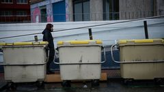 Basura sin recoger en las calles de A Corua