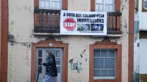 Carteles de los afectados por las inundaciones en Neda