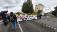 Los participantes en la concentracin cortaron la N-540 al trfico a la altura de la subestacin elctrica de Merln