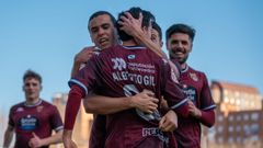 Compa abraza a Alberto Gil, tras el gol del jugador reci�n llegado al Pontevedra